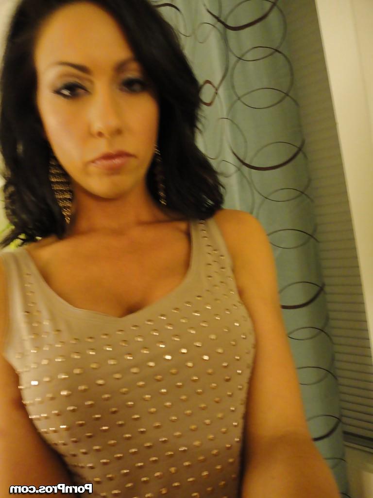 16P Amateur MILF with small tits Tiffany Brookes spreading her cunt