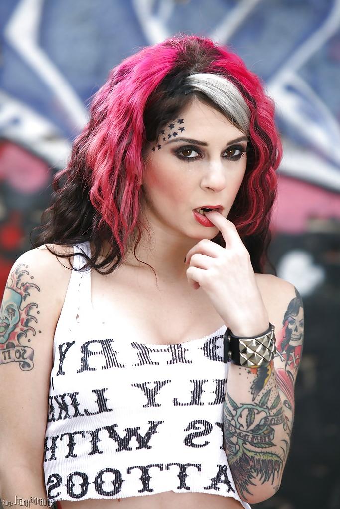 14P Rock-style amateur milf Joanna Angel with tattoos and hot hairstyle