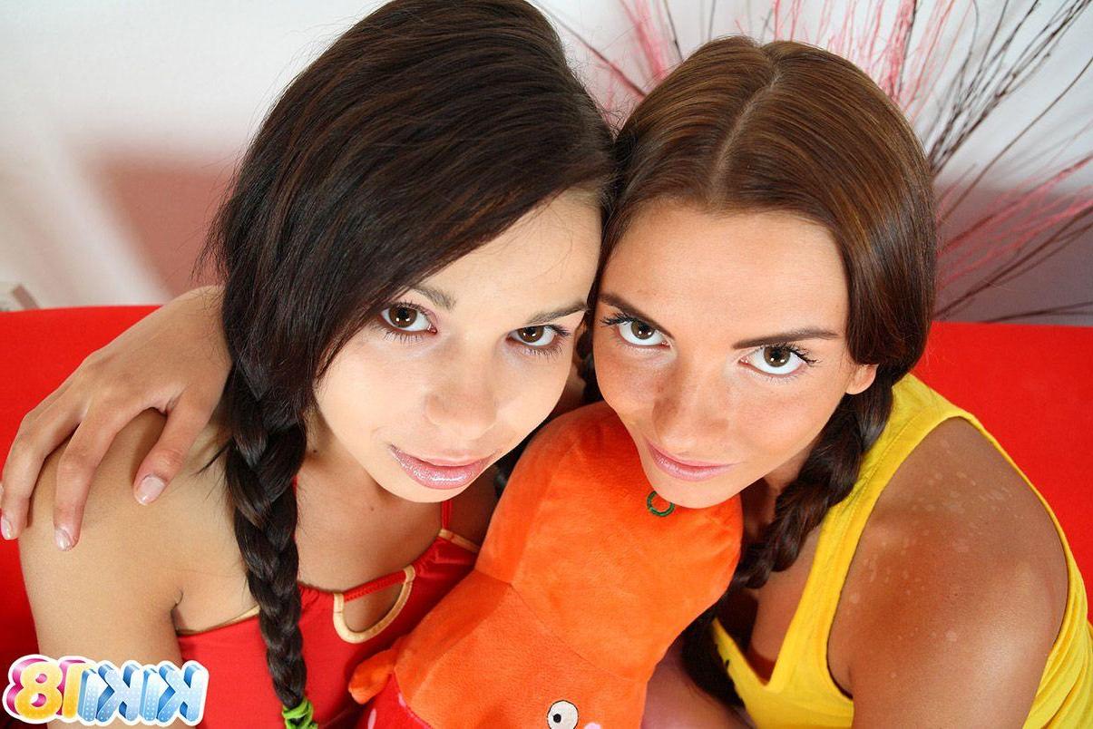15P Pictures of teen Kiki 18 enjoying some lesbian pussy