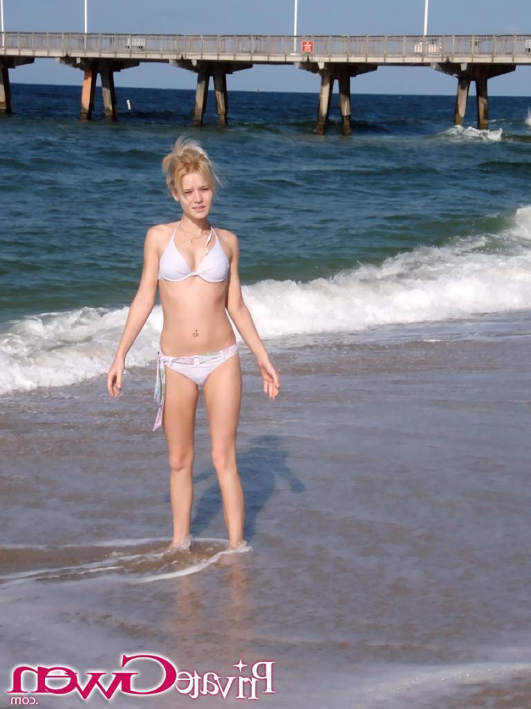 16P Pictures of teen Private Gwen making out with her girlfriend on a beach