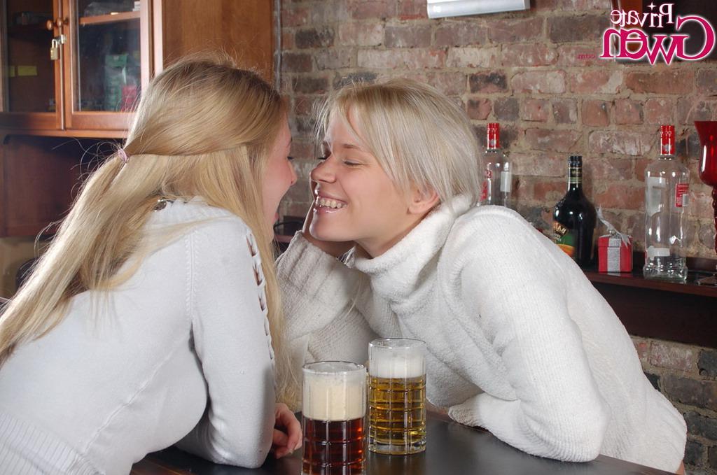 16P Pictures of Private Gwen getting some lesbian action