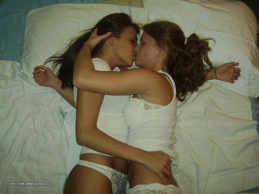 15P Pictures of hot lesbian girls going at it