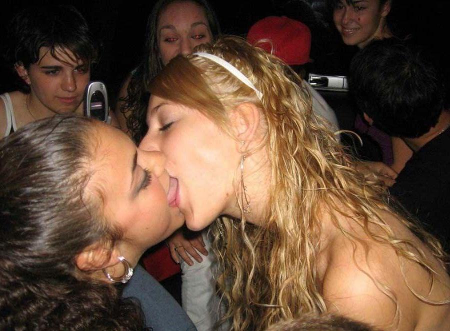 15P Pictures of hot girlfriends going lesbian