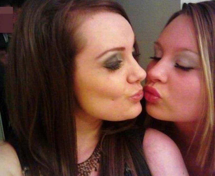 15P Pictures of incredible lesbian girls going at it