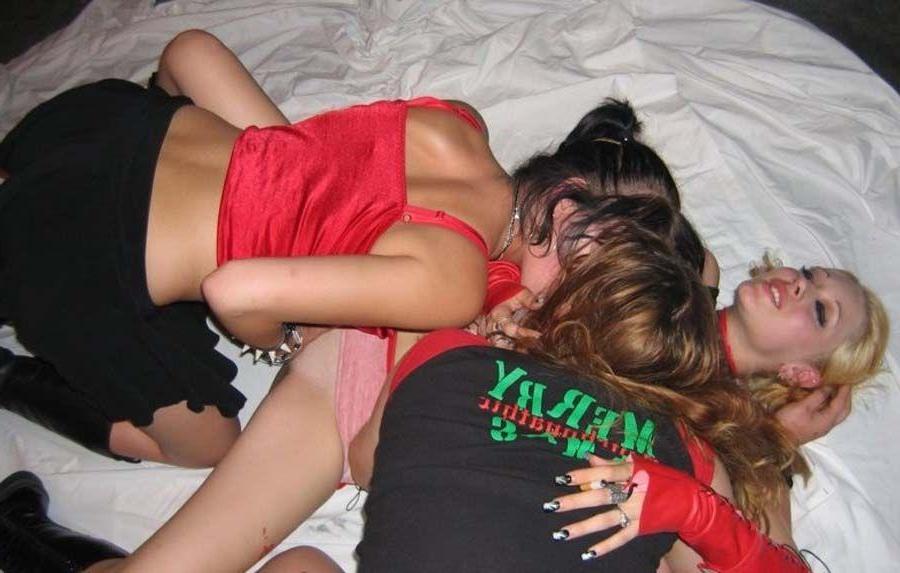 16P Pictures of hot lesbian teens fucking at a club