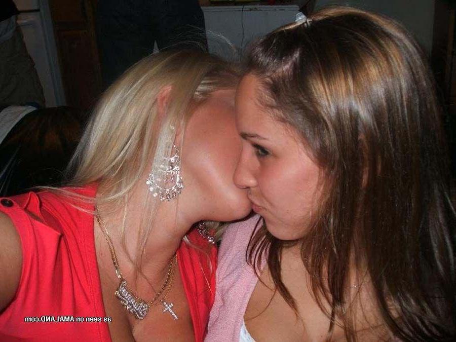 15P Pictures of lesbian hotties going at it