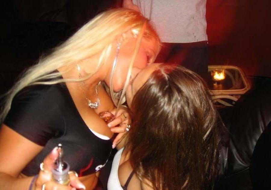 15P Pictures of lesbian hotties going at it