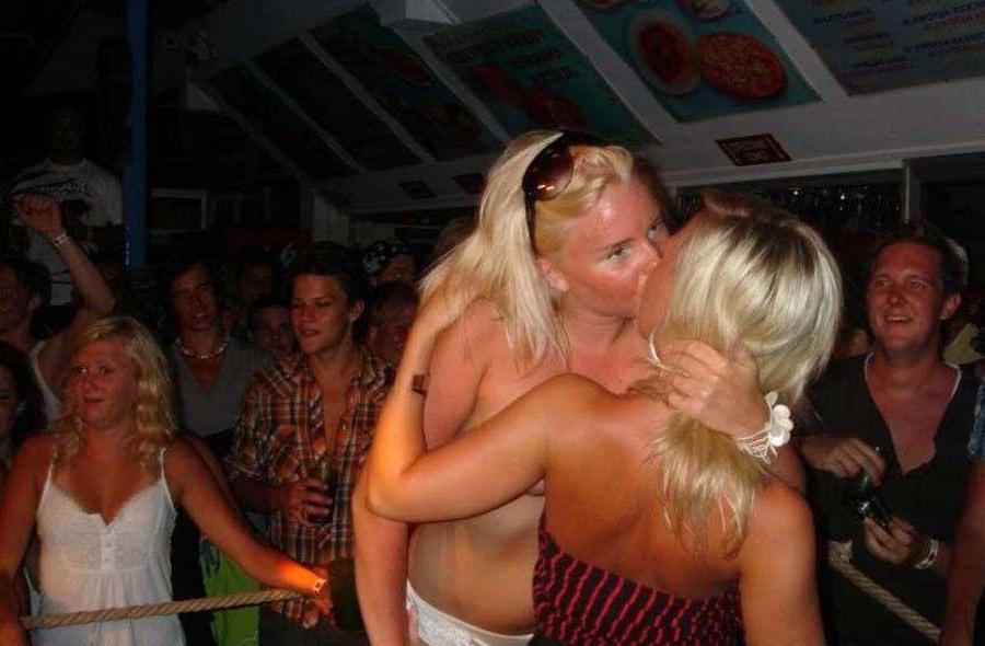 15P Pictures of lesbian hotties going at it