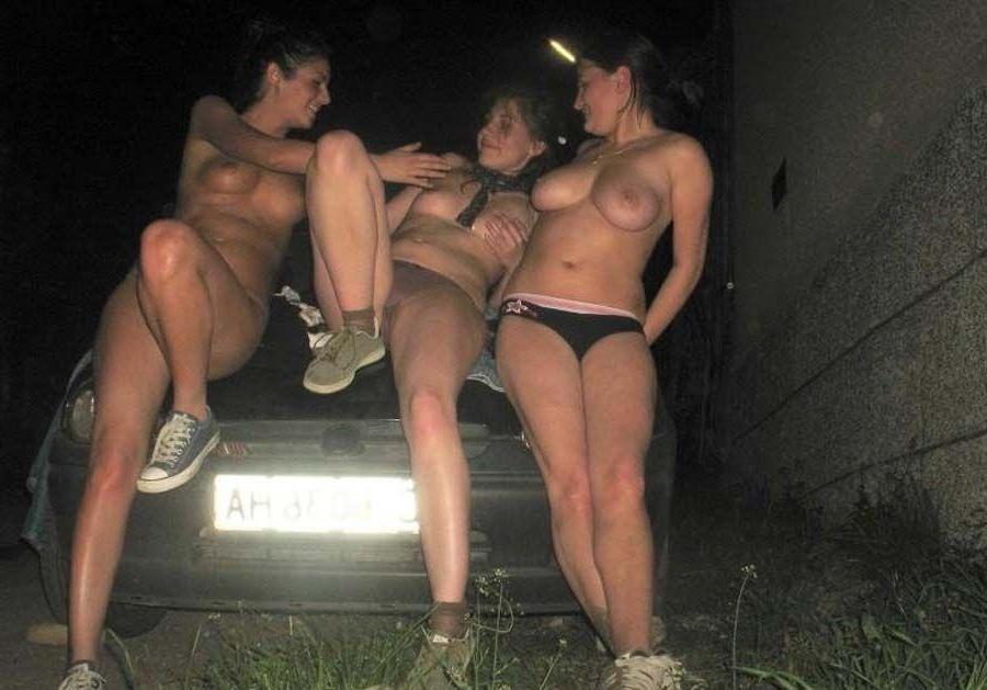 16P Pictures of hot lesbian girlfriends taking their tops off outside