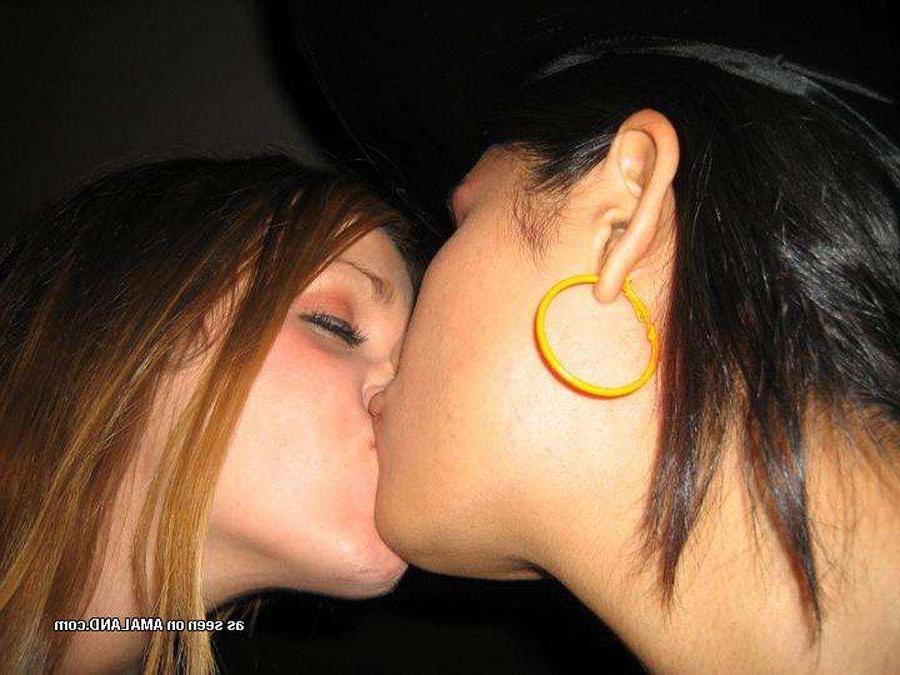 16P Pictures of lesbian sluts making out
