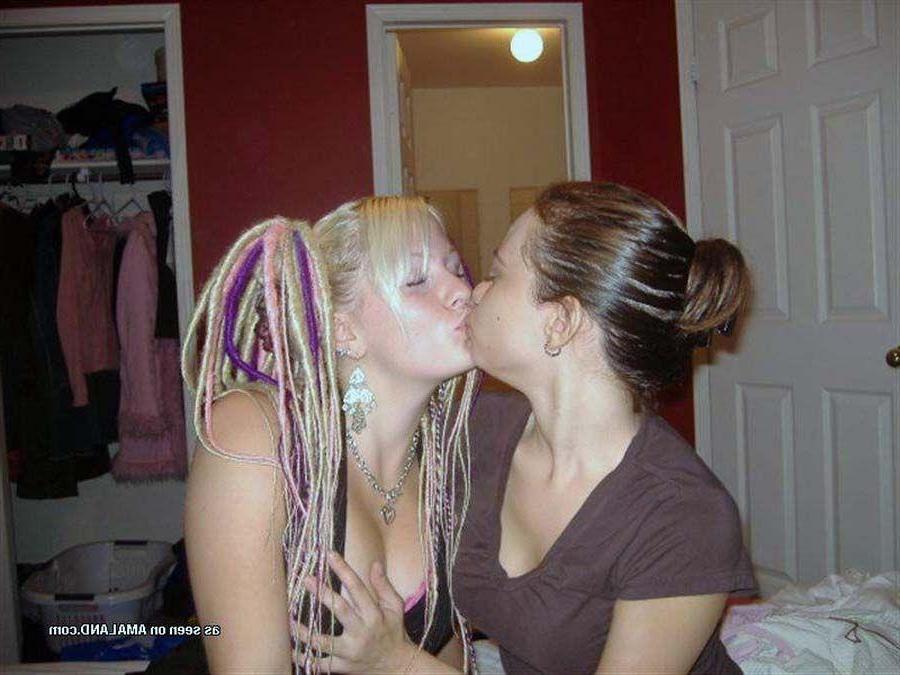 16P Pictures of lesbian girlfriends going at it