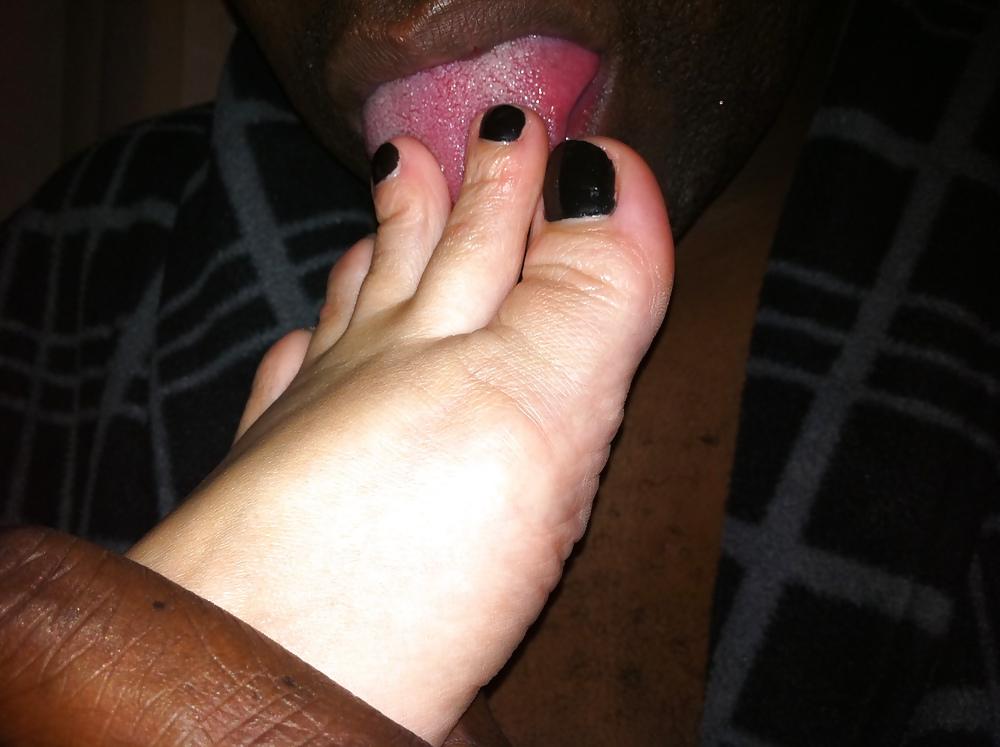 7P Sucking her sexy toes