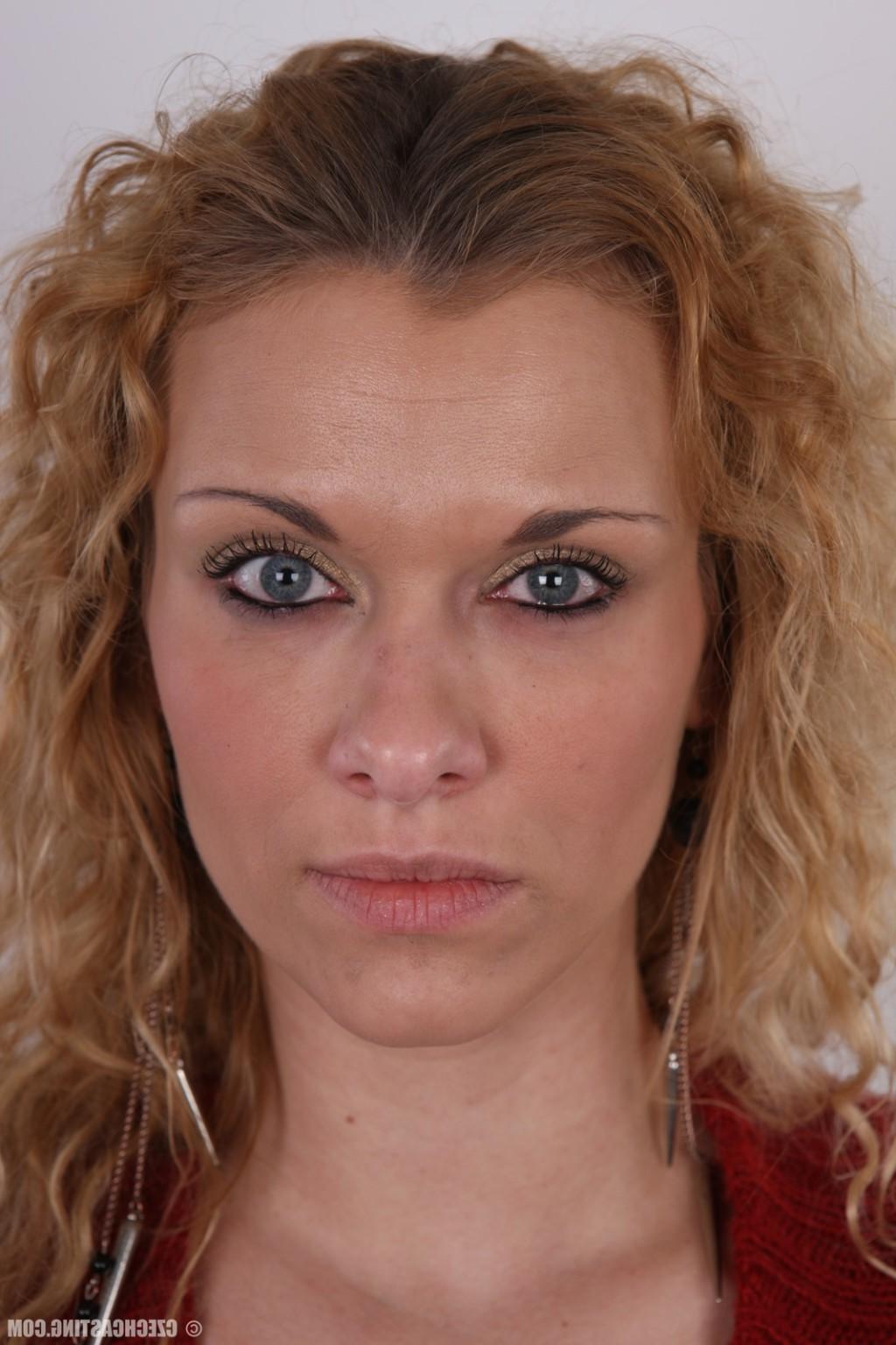 17P Tall amateur milf poses in casting session