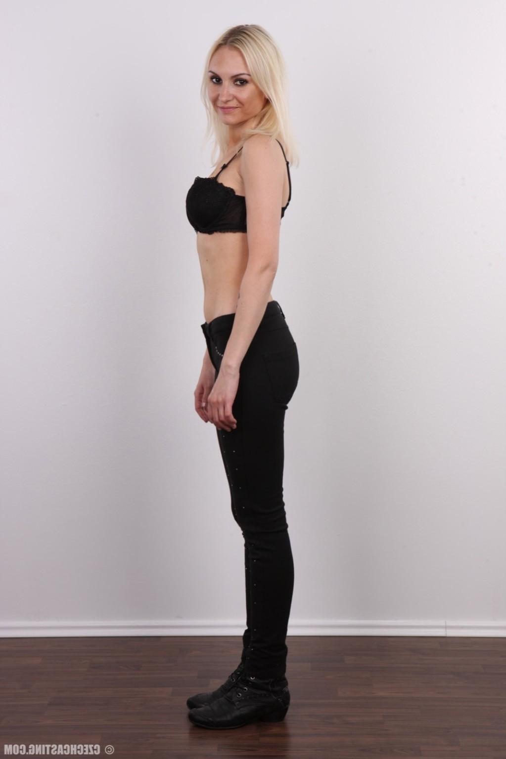 17P Sexy amateur milf poses for photo camera