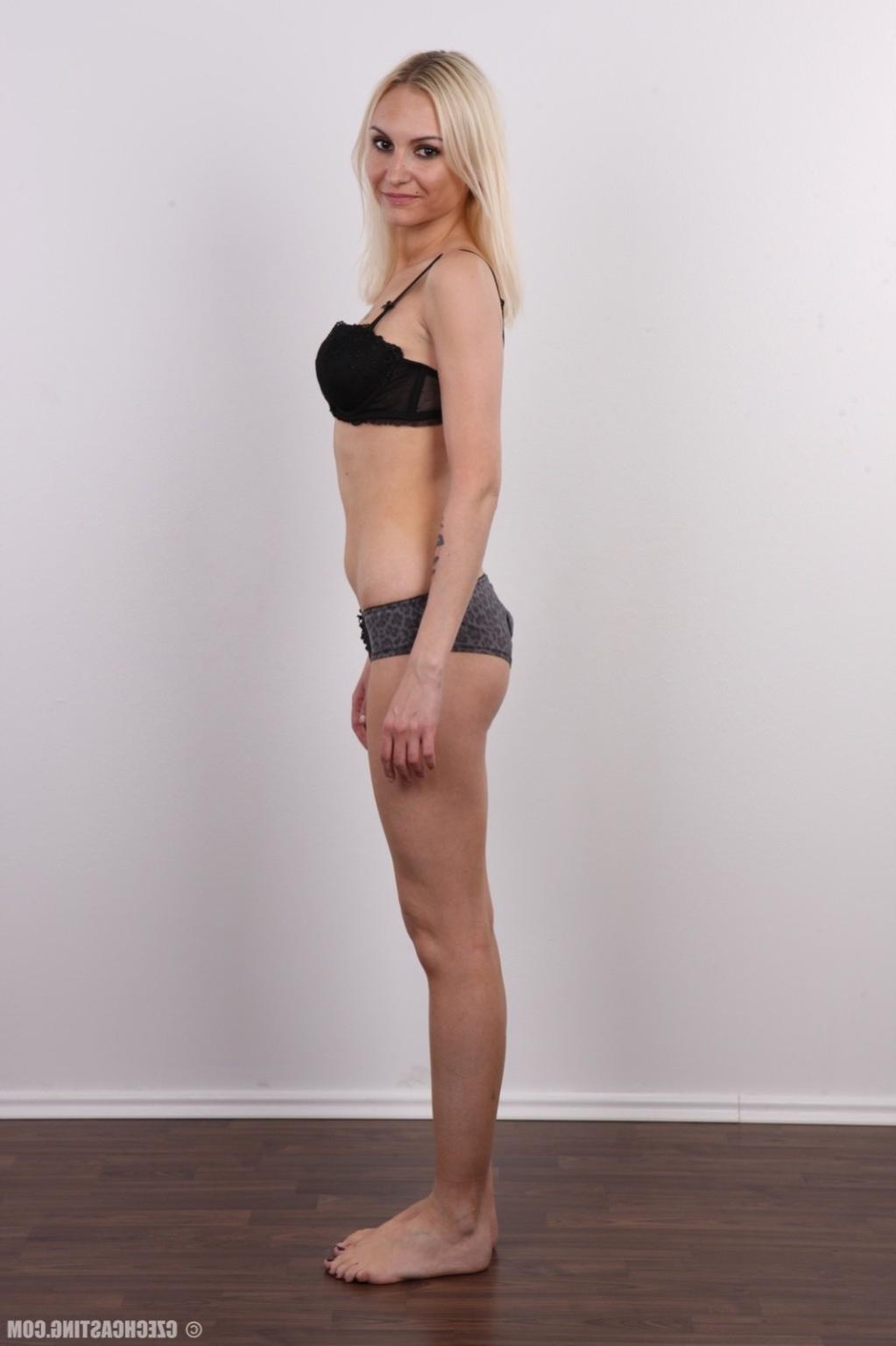 17P Sexy amateur milf poses for photo camera