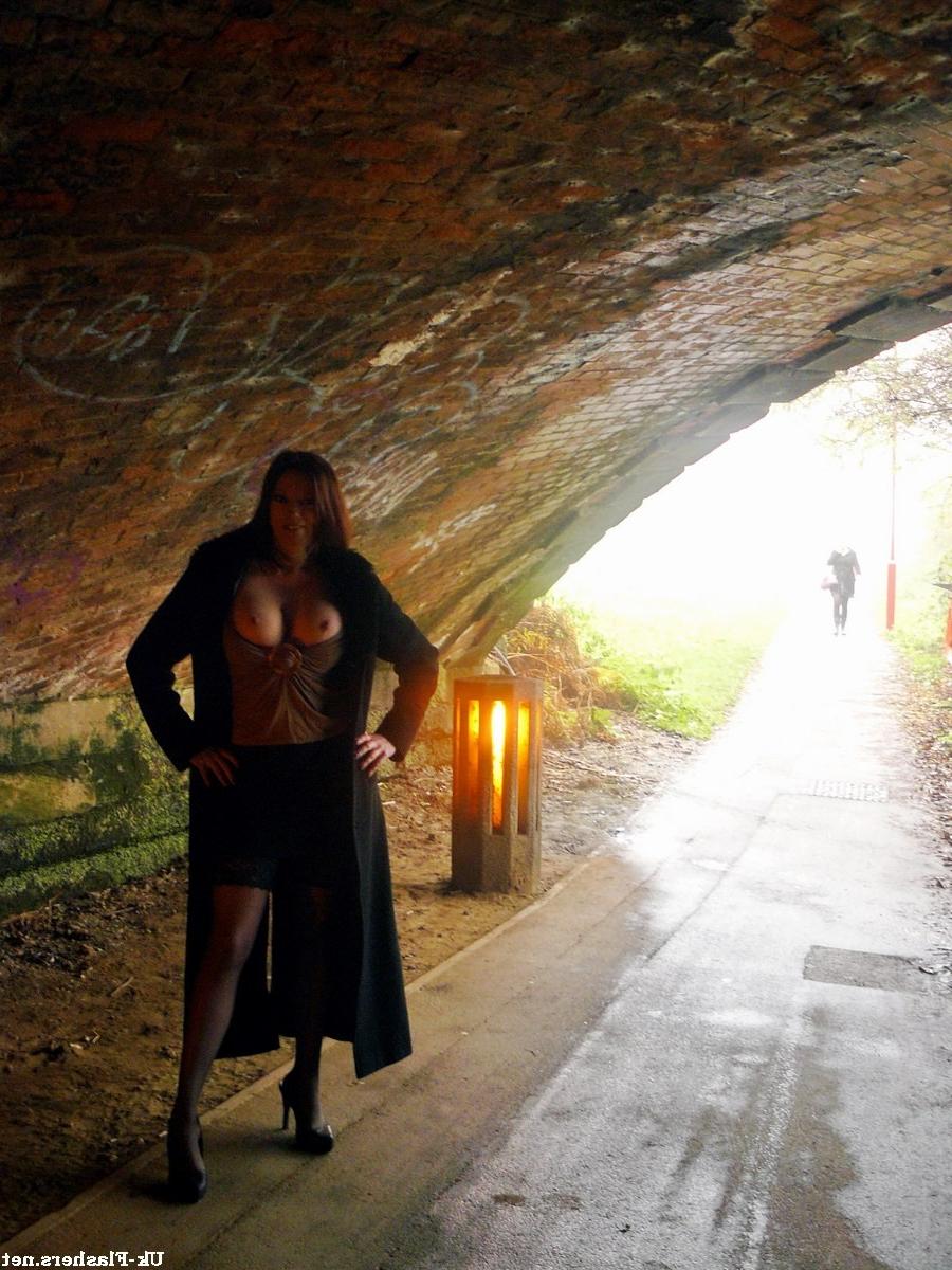 16P Amateur MiLF on a day out at the local park