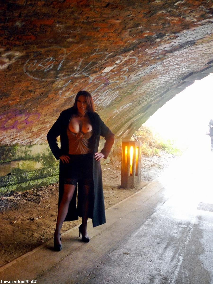 16P Amateur MiLF on a day out at the local park