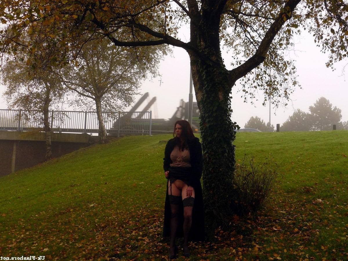 16P Amateur MiLF on a day out at the local park