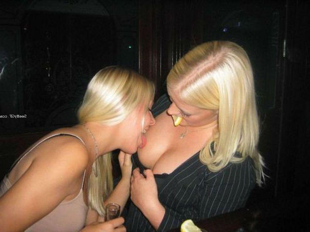 12P Amateur lesbian girlfriends kissing and licking