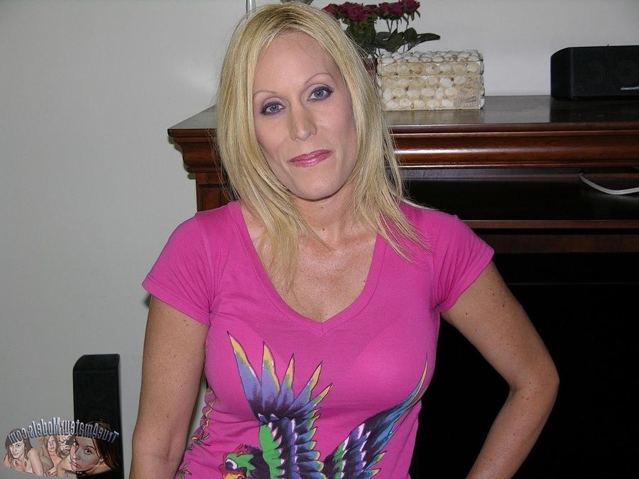 14P Year Old Amateur Milf Shows Her Big Natural Breasts