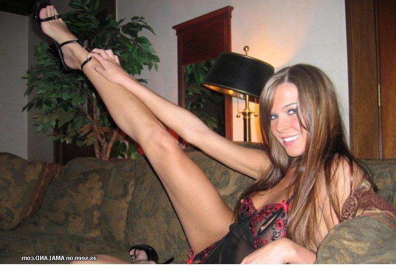 10P Sexy amateur milf showing her stuff