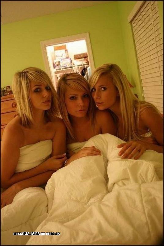 15P Amateur teen lesbian girlfriends in candid photos