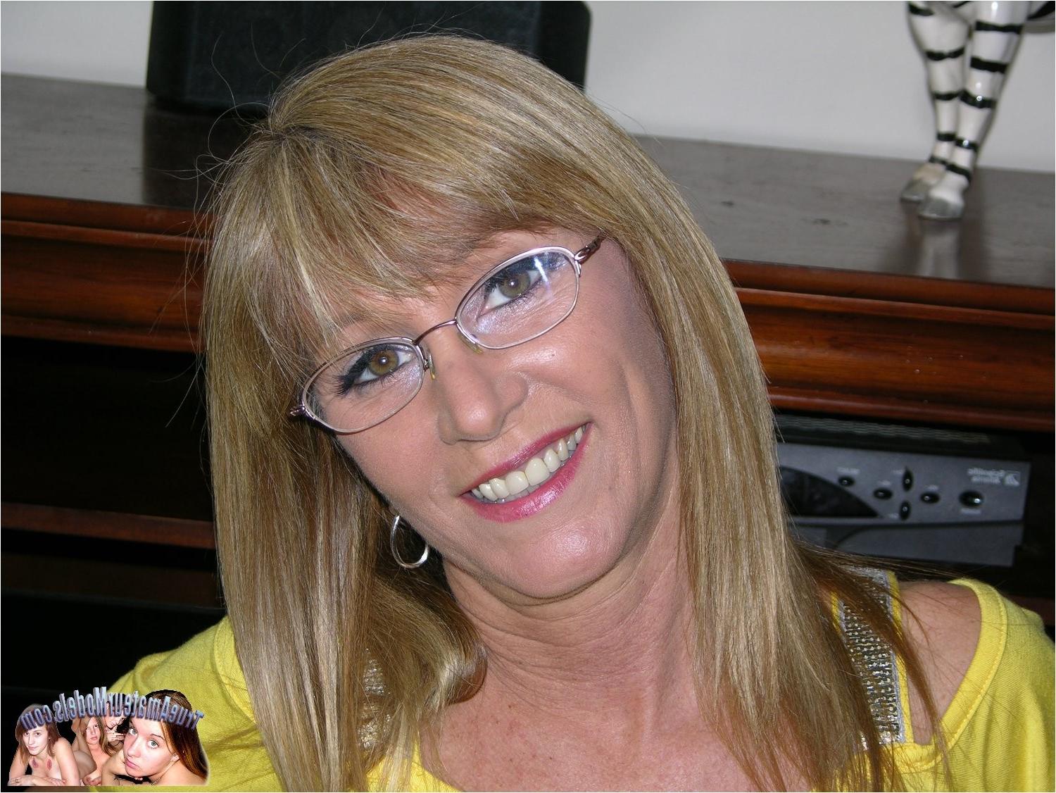 10P Nude Amateur Milf Wearing Glasses And Spreading Nude