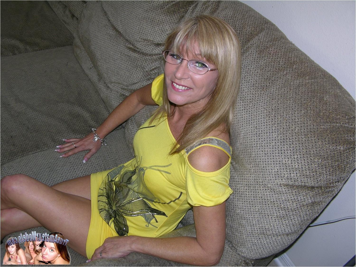10P Nude Amateur Milf Wearing Glasses And Spreading Nude