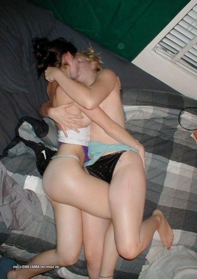 15P Lesbian amateur 18 year old girlfriends in candid homemade pics