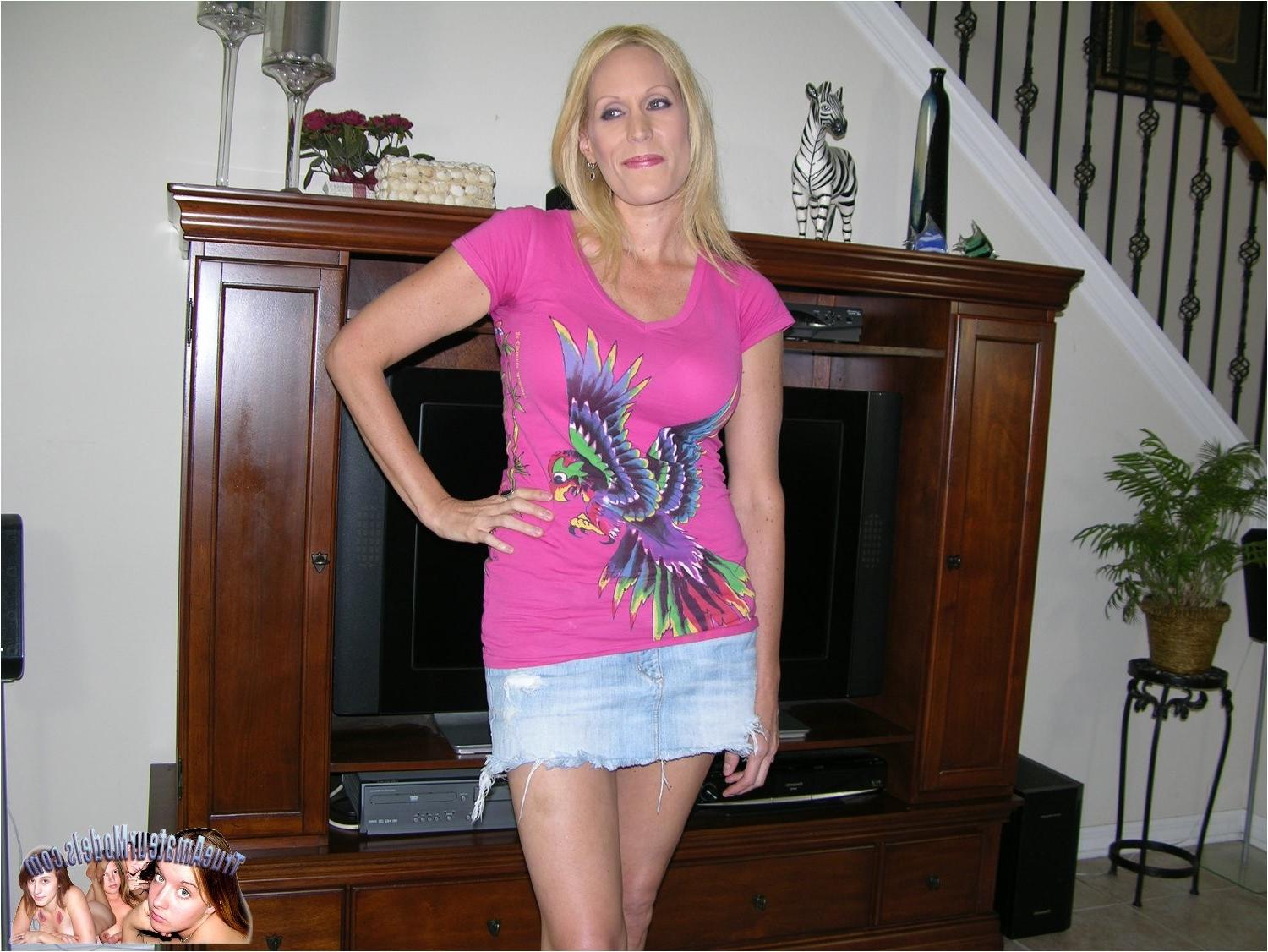 10P Blonde Amateur MILF With Huge Natural Breasts