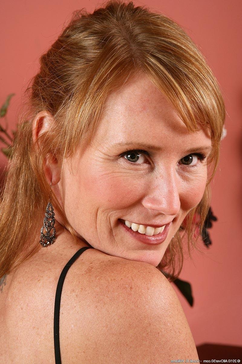 15P Horny amateur milf shows pussy