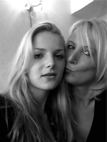 13P Amateur MILF with her sexy daughters