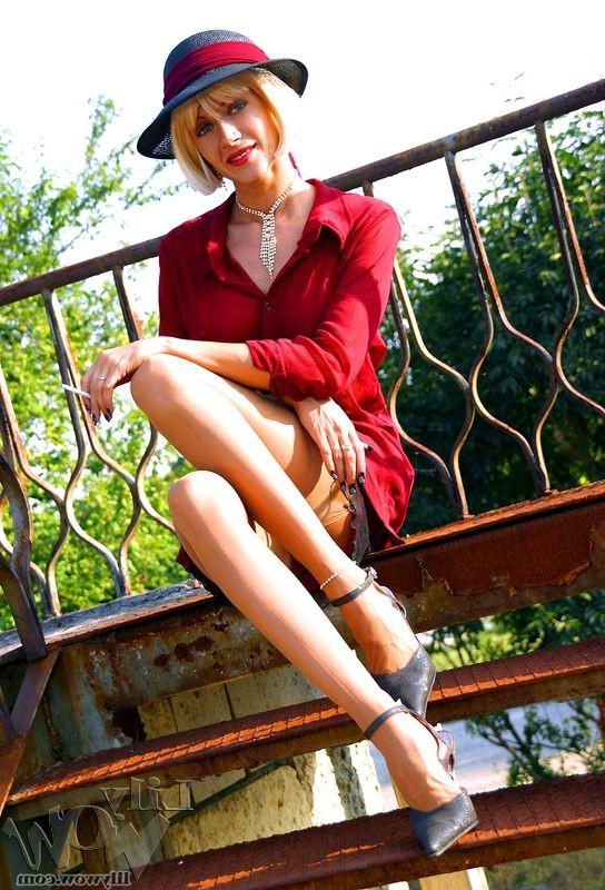 12P Sexiest leggy MILF