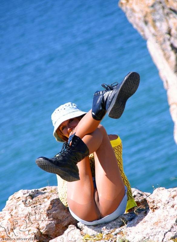 12P Sexiest leggy MILF
