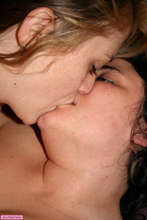 15P Two amateur girlfriends making out