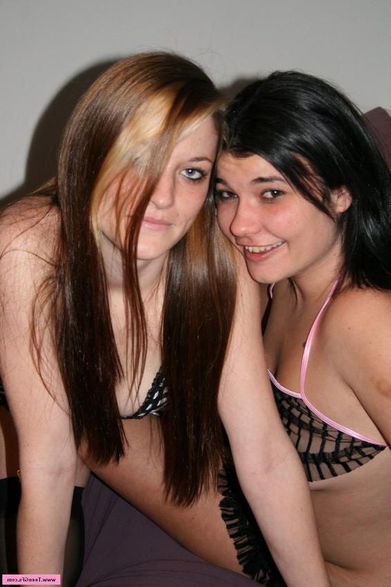 15P Two amateur girlfriends making out