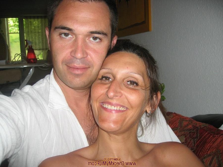 15P Gorgeous amateur milf
