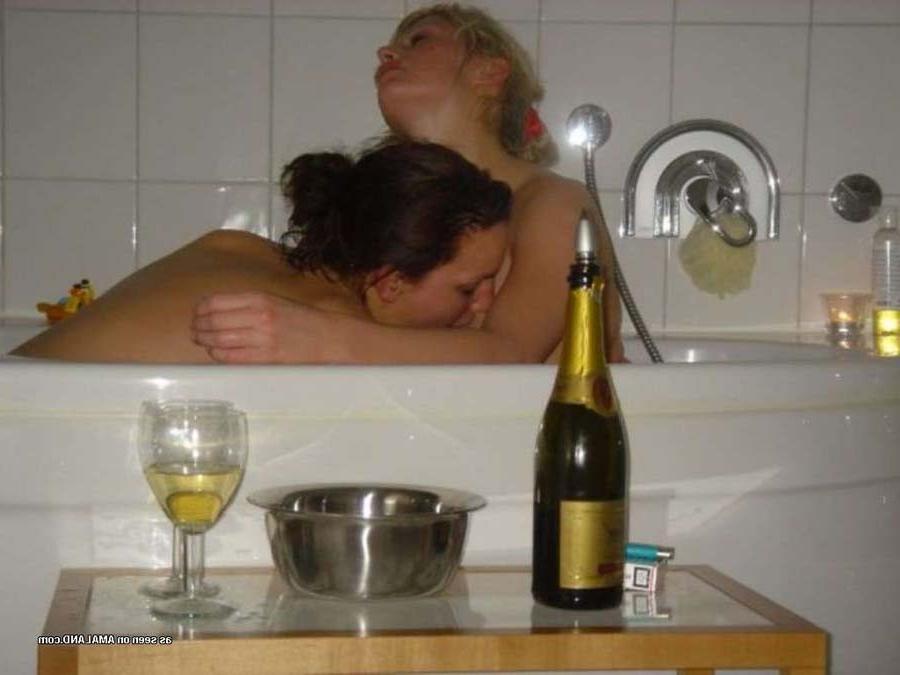 15P Real amateur lesbian girlfriends making out