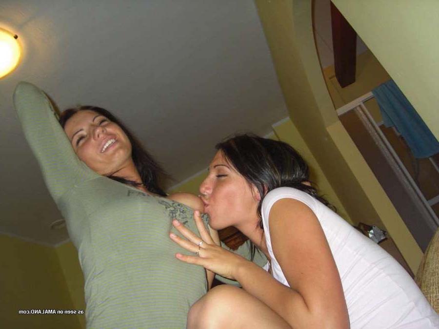 15P Real amateur lesbian girlfriends making out