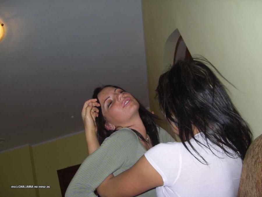 15P Real amateur lesbian girlfriends making out