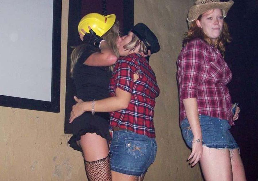 15P Real amateur lesbian girlfriends making out