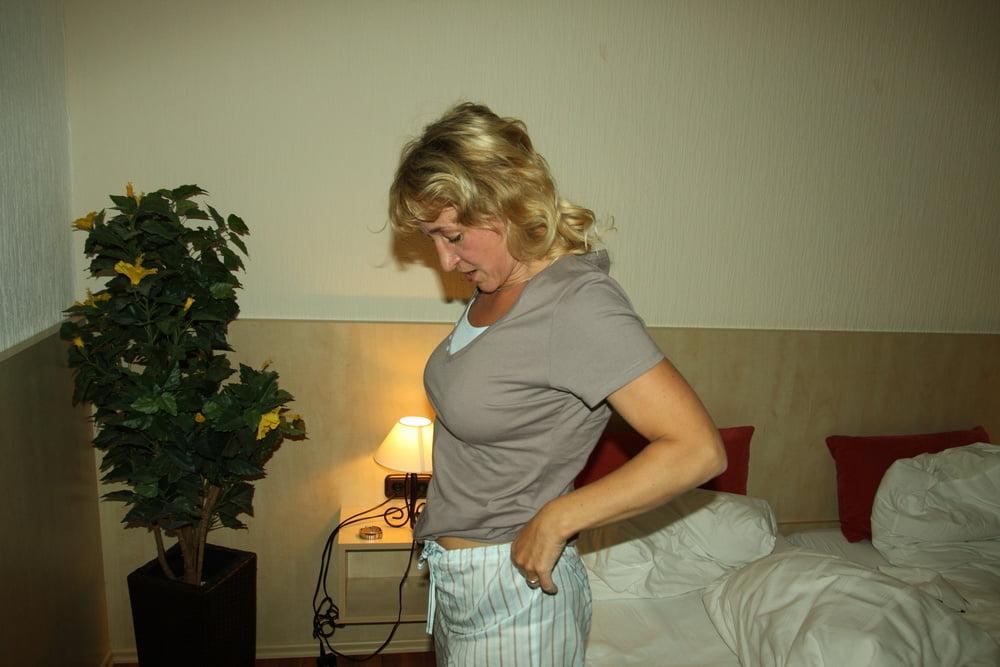 21P Busty Dutch Milf show her Tits and Body