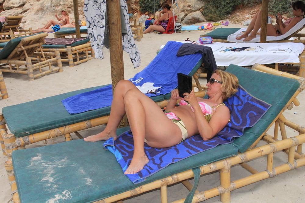 21P Busty Dutch Milf show her Tits and Body