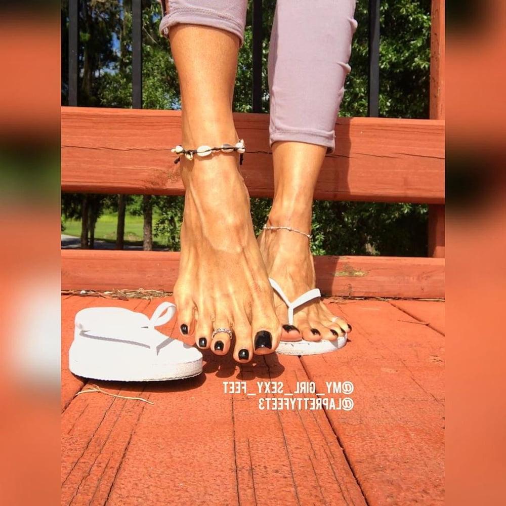 25P Sexy Milf Feet (feet, barefoot, Insta)