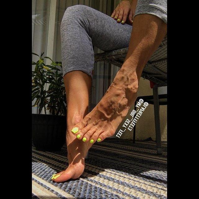 25P Sexy Milf Feet (feet, barefoot, Insta)