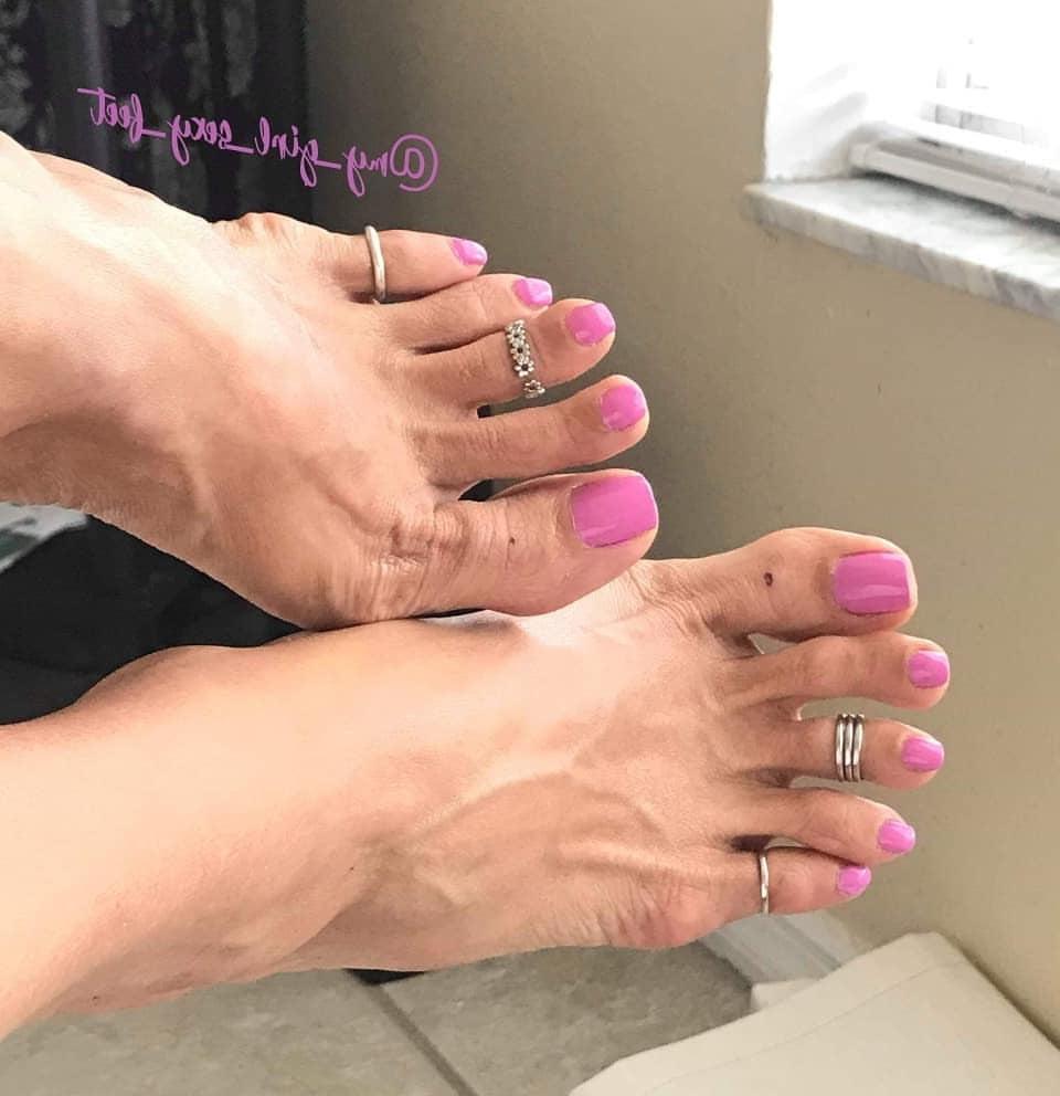25P Sexy Milf Feet (feet, barefoot, Insta)