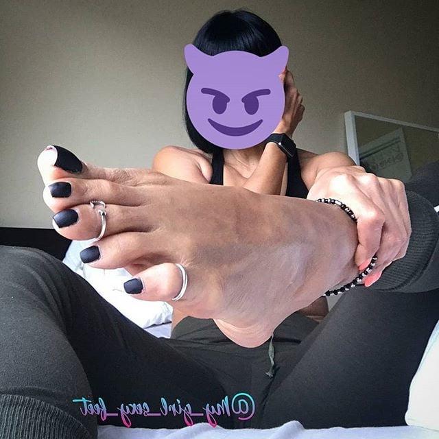 25P Sexy Milf Feet (feet, barefoot, Insta)