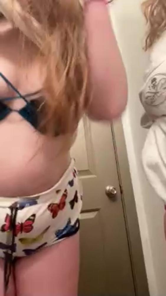 23P bathroom in two girls show boobs