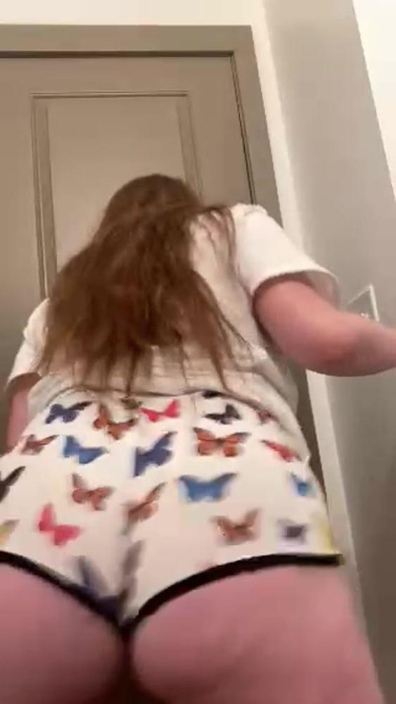 23P bathroom in two girls show boobs