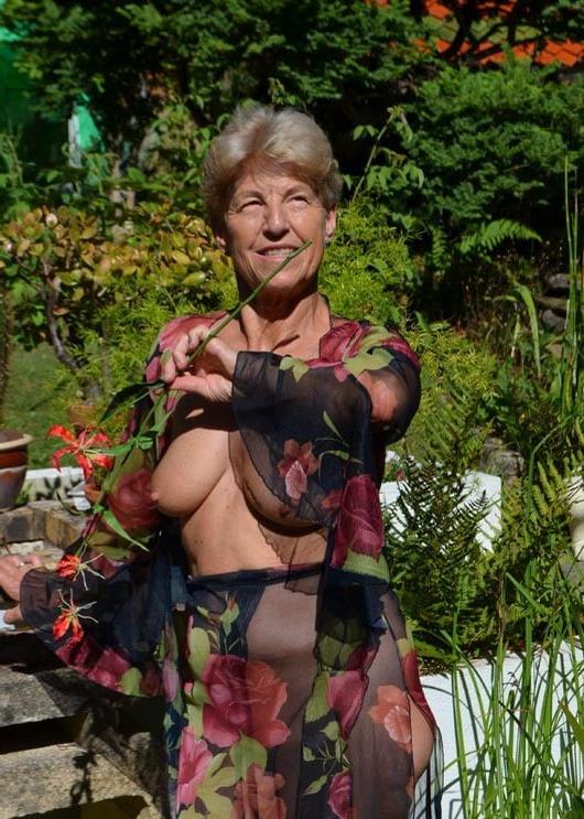 16P vieille pute lesbienne